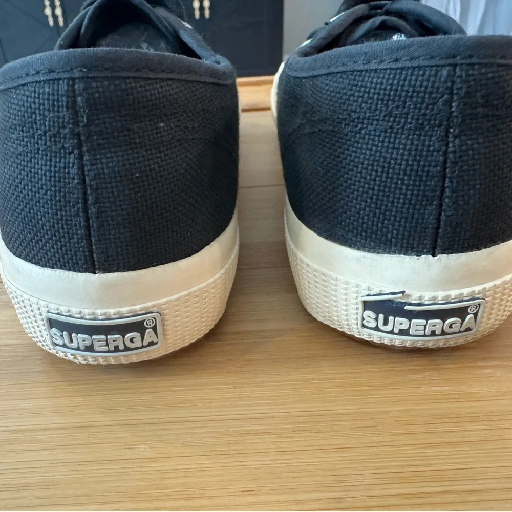Superga Men's Black and Cream Sneakers